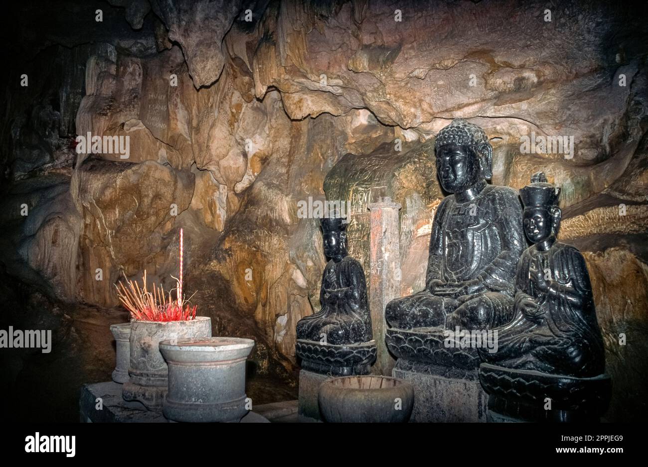 Gescannte Dia eines historischen Farbfotos in einer Höhle mit Buddha-Figuren in einem Tempel in Nordvietnam Stockfoto