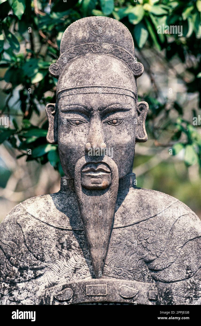 Gescannte Folie eines historischen Farbfotos der Statue eines Wachsoldaten in der „Verbotenen violetten Stadt“ in Hue, der ehemaligen kaiserlichen Stadt im Zentrum Vietnams Stockfoto