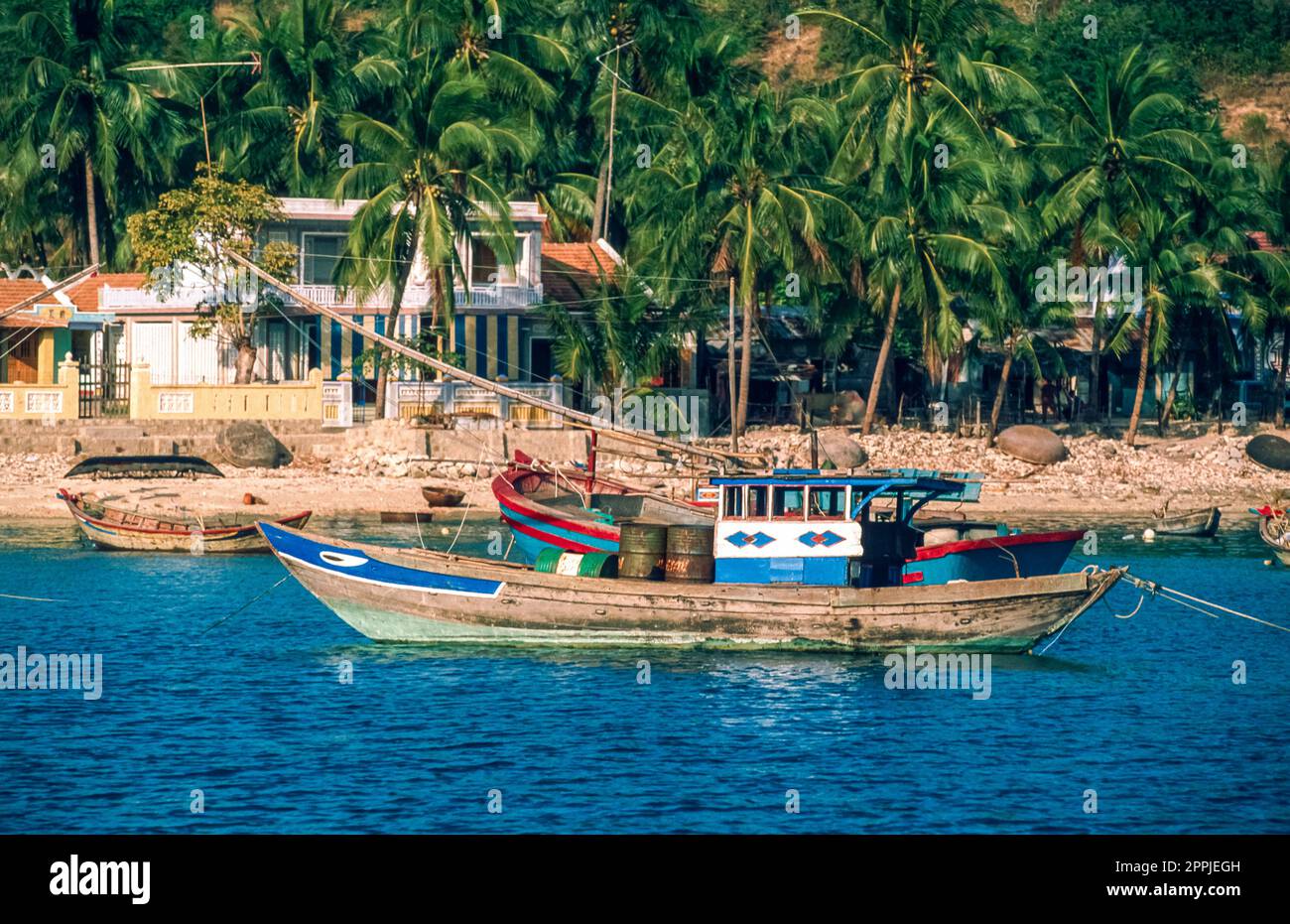Gescannte Folie mit historischem Farbfoto der Küstenregion Vietnams am Chinesischen Meer Stockfoto