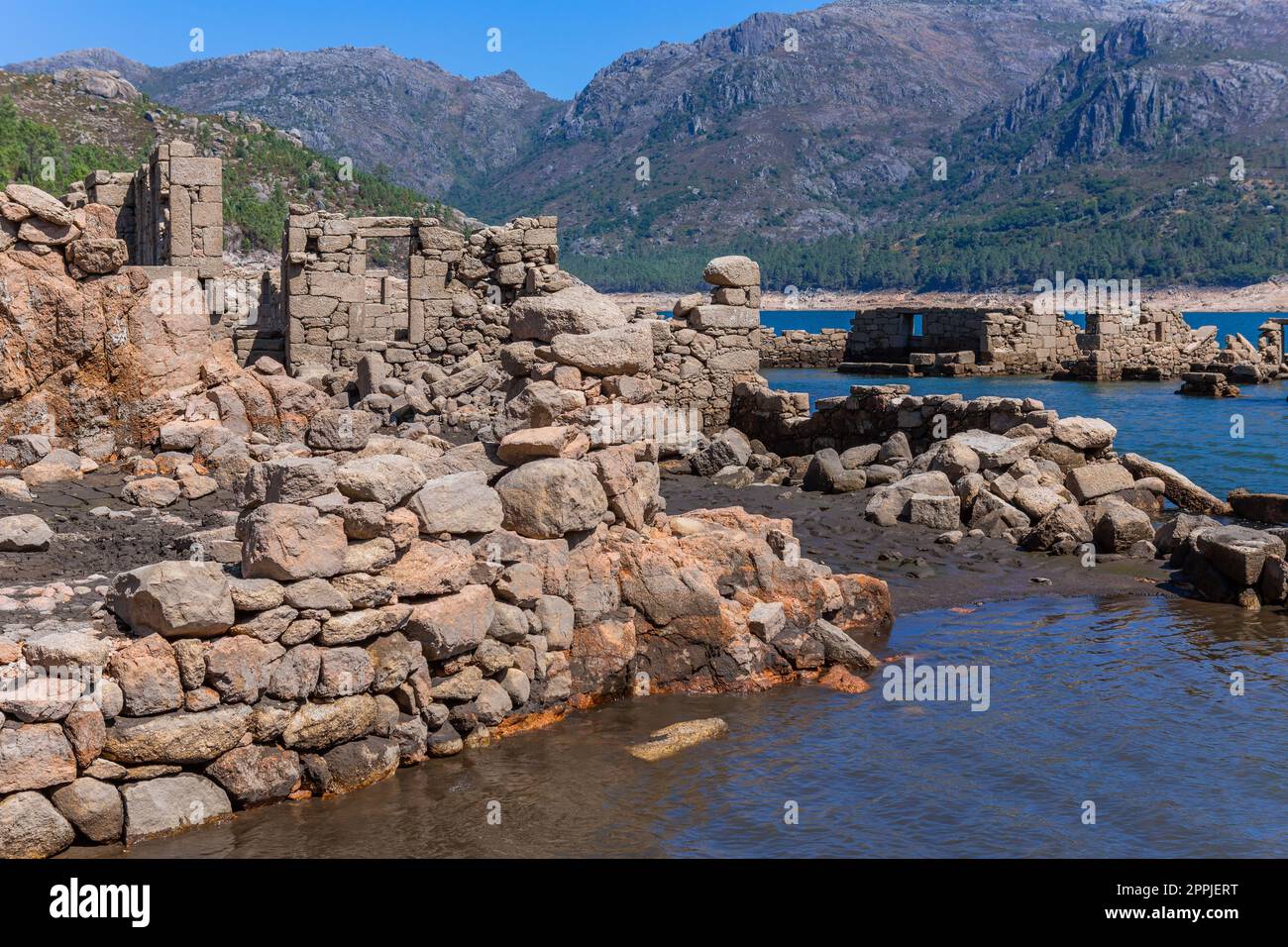 Alte Ruinen von Vilarinho das Furnas Stockfoto