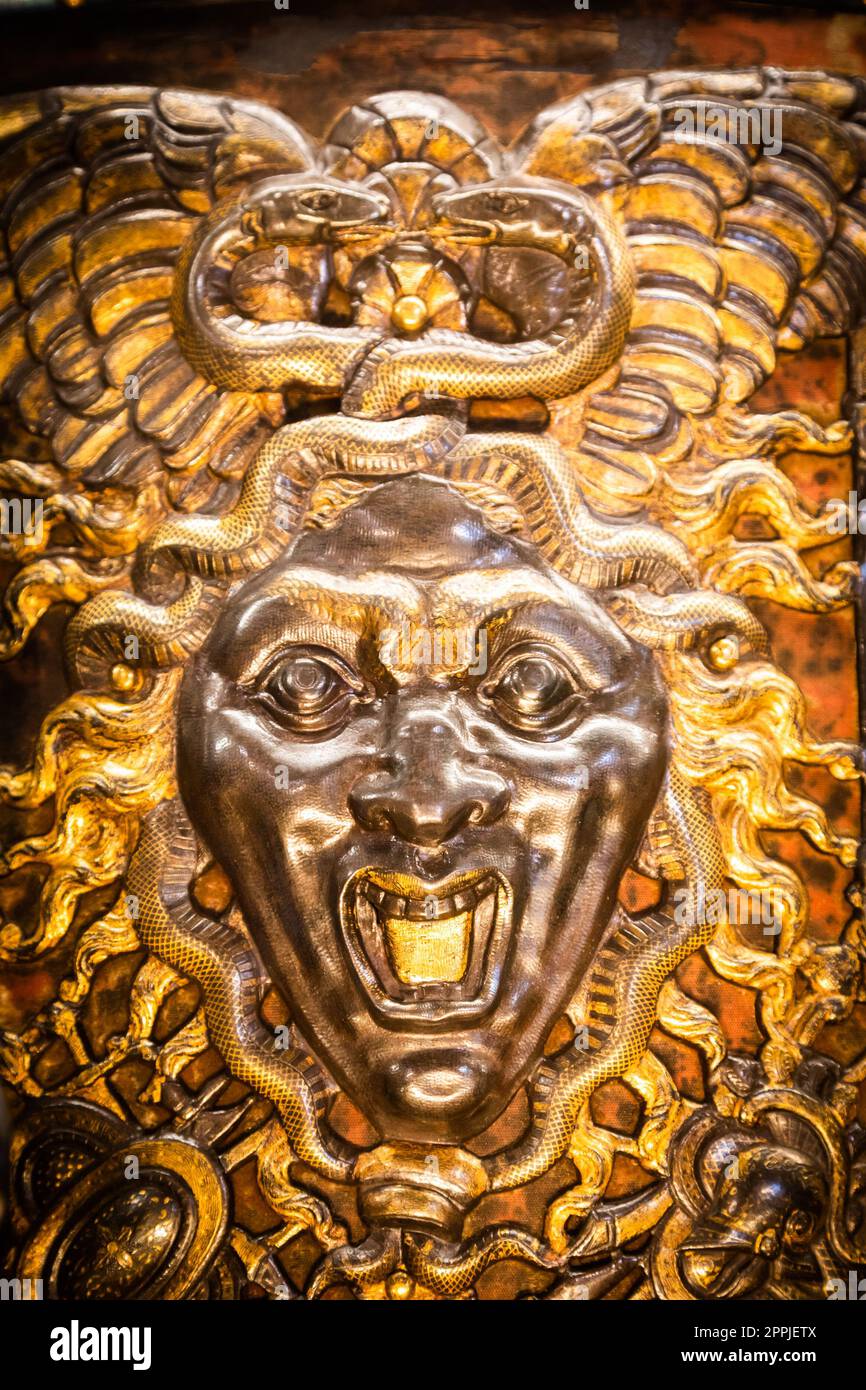 Medusa-Monster. Gesicht der Gorgon, gotisches Symbol des Bösen mit Schlangen auf den Haaren. Stockfoto