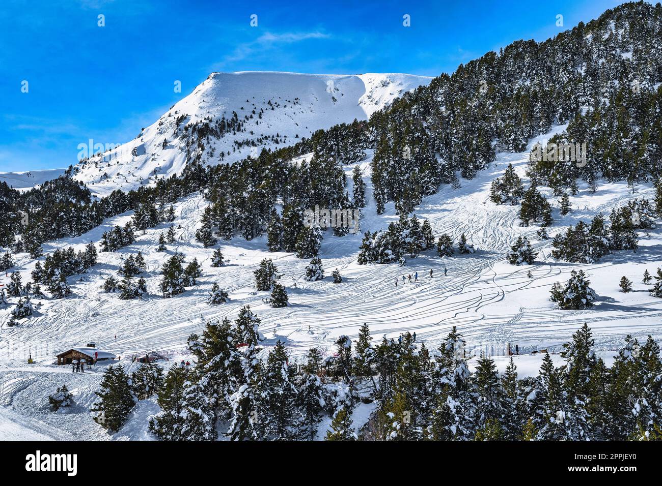 Wunderschöne Winterlandschaft, Berge und Wälder mit Schnee bedeckt, Menschen wandern in Andorra Stockfoto