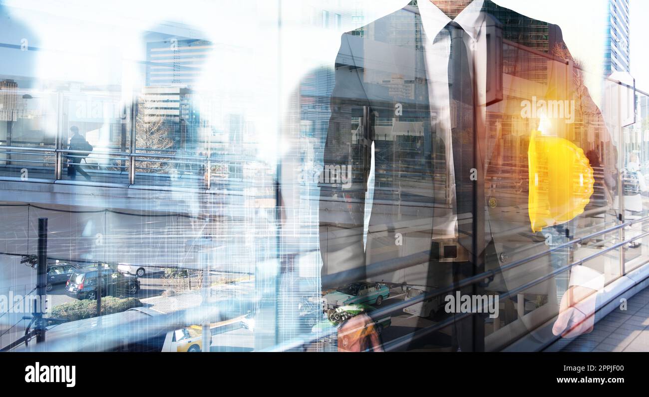 Erfolgreicher Businessingenieur mit Stadt- und Wolkenkratzer-Hintergrund Stockfoto