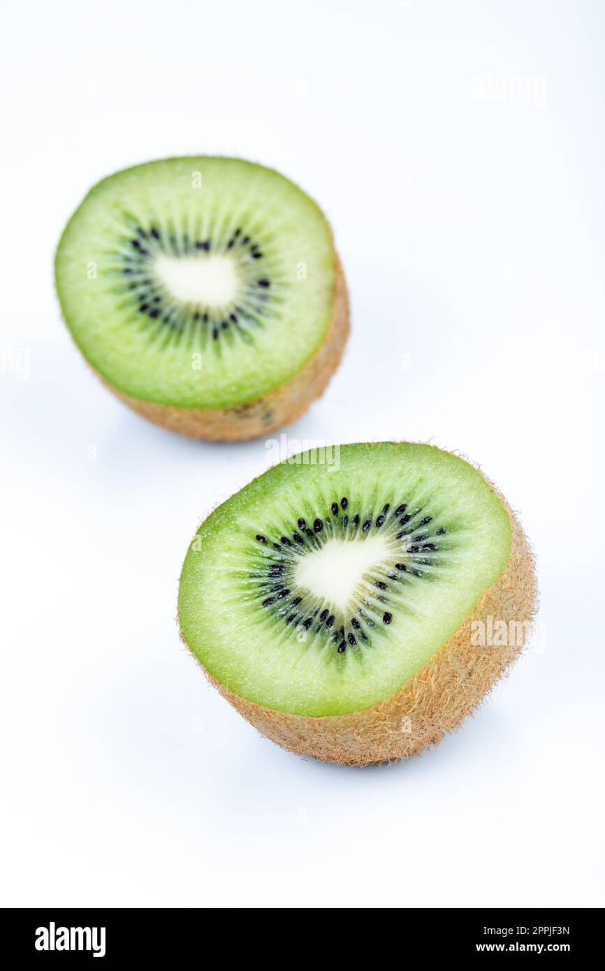 Kiwifruchtscheibe isoliert auf weißem Hintergrund. Scheiben von Kiwis, isoliert auf weißem Hintergrund. Nahaufnahme. Stockfoto