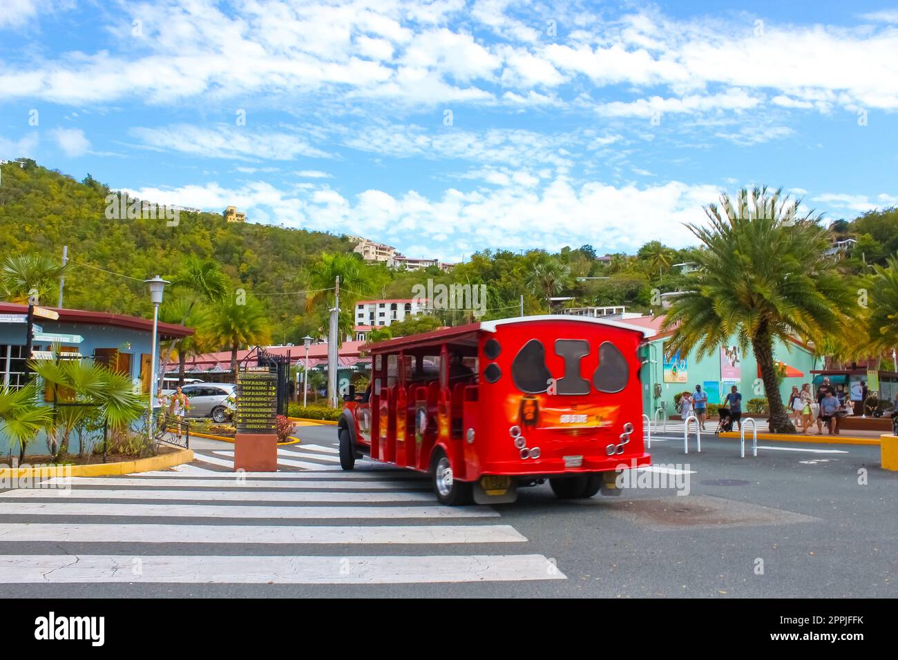 Transport zu einem Strand auf einem von einer Bootsanlegestelle zum Strand auf einer karibischen Insel. Stockfoto