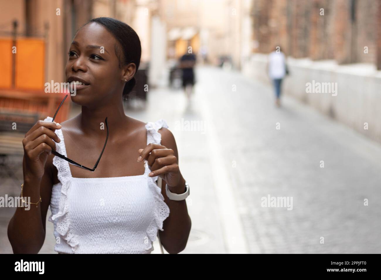 Porträt einer in Weiß gekleideten Turistin, die Europa kennenlernen möchte, Ferrara. Italien Stockfoto