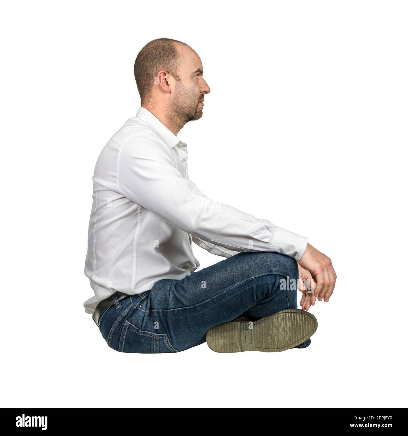 Geschäftsmann sitzt überkreuzend, Seitenansicht. Stockfoto