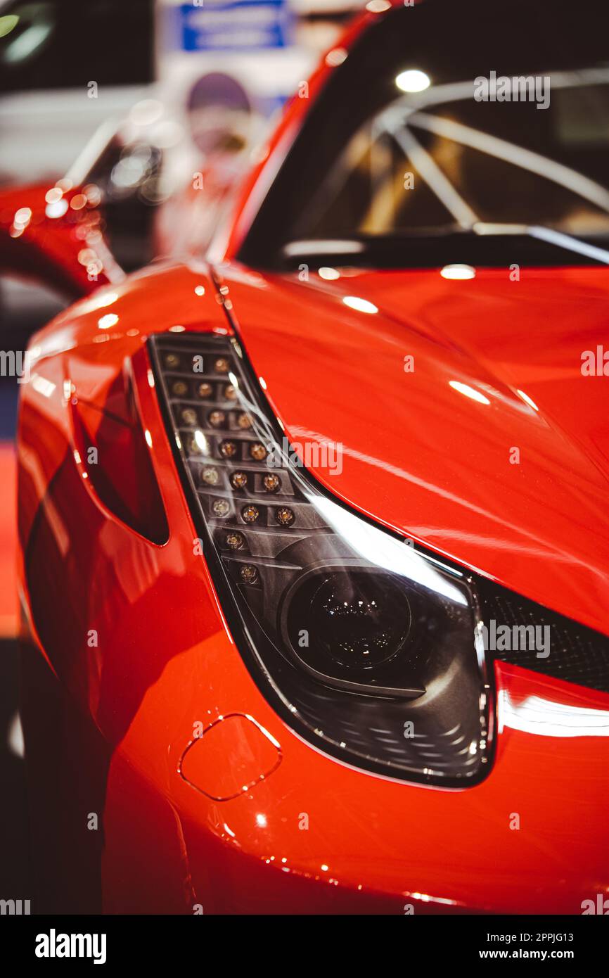 Rote moderne exotische Sportwagen-LED-Scheinwerfer Stockfoto