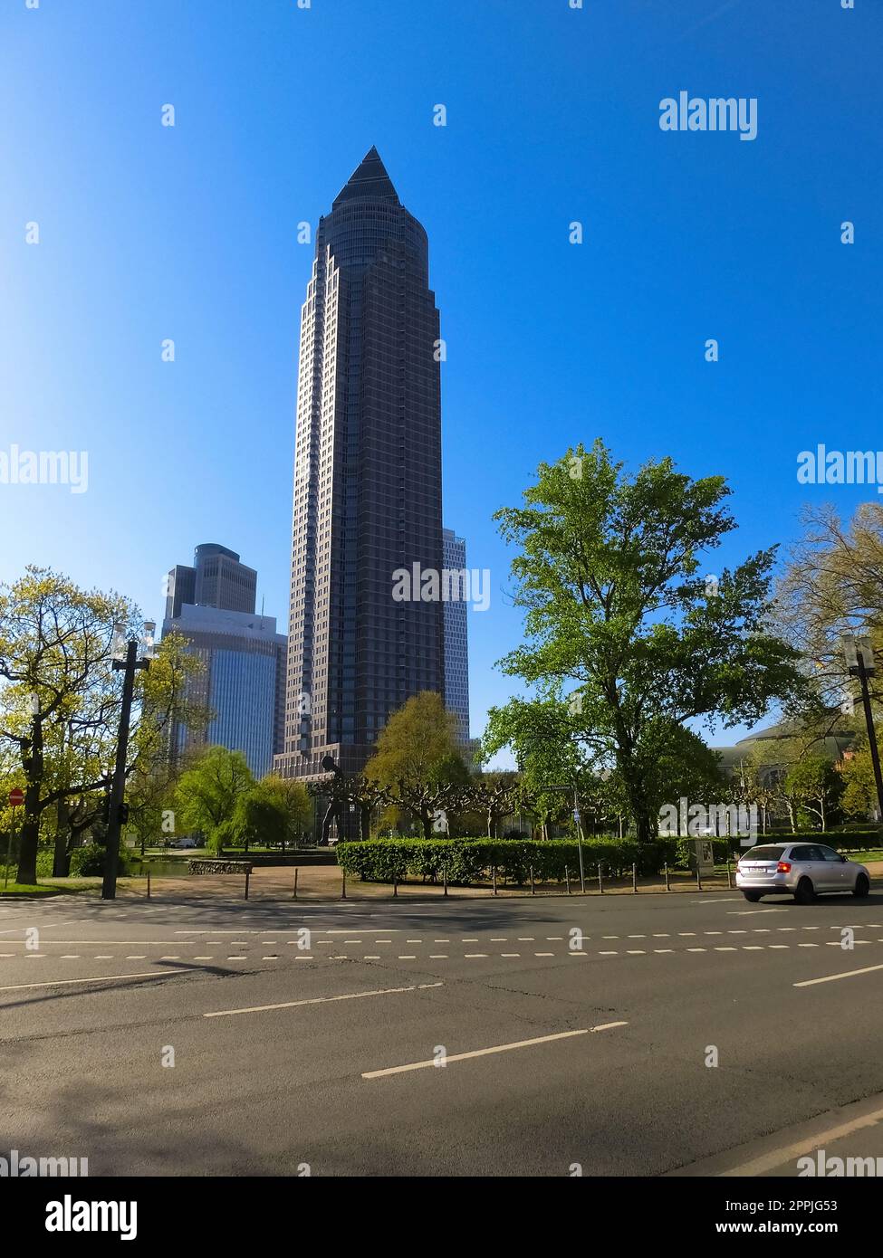 Messeturm, oder Messeturm, ein Wolkenkratzer in Frankfurt am Main Stockfoto