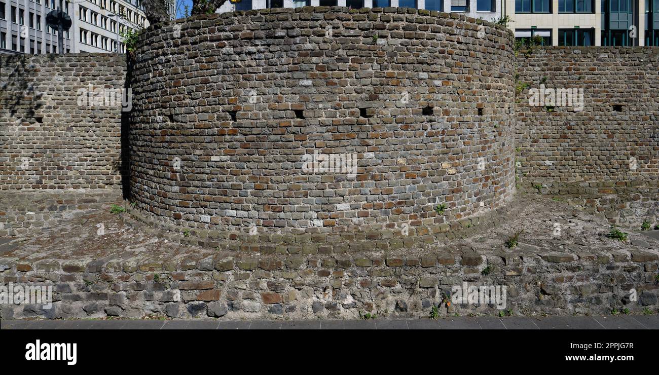 Erhaltener Teil der alten römischen Stadtmauer aus dem 1. Jahrhundert in köln Stockfoto