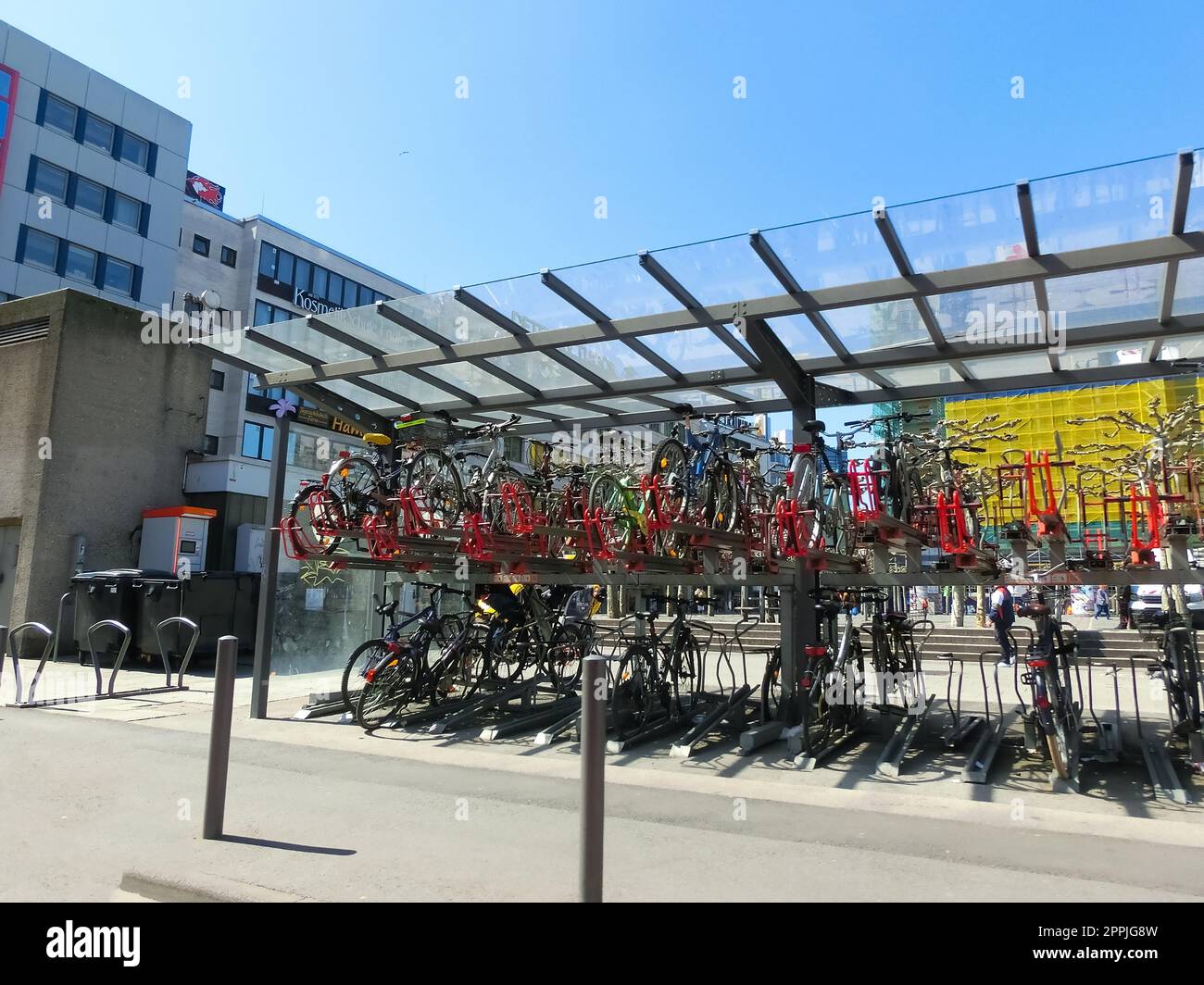 Fahrradparkplatz auf zwei Etagen in Frankfurt am Main Stockfoto