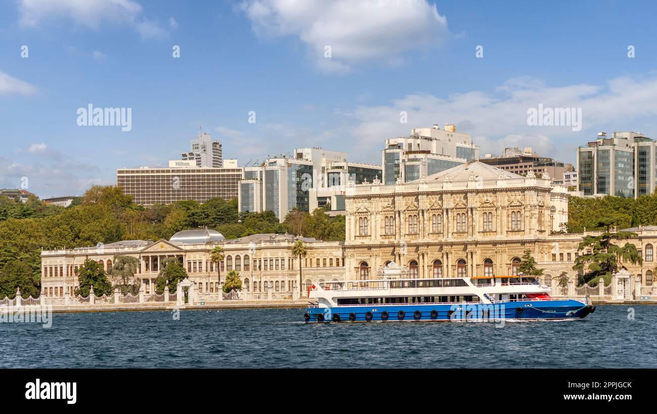 Dolmabahce Palace oder Dolmabahce Sarayi, im Besiktas-Viertel, Bosporus, Istanbul, Türkei Stockfoto