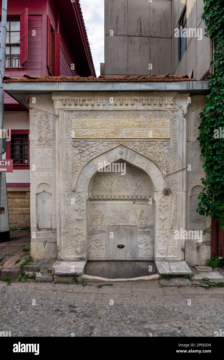 Marmorgeformter Trinkbrunnen oder Sabil, in der Nähe des Sultanahmet-Platzes, des Stadtteils Fatih, Istanbul, Türkei Stockfoto