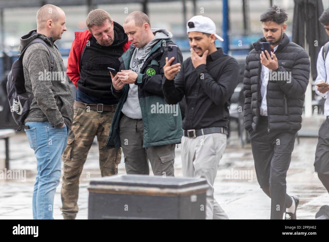 Personen, die den Testalarm erhalten, wurden am 23. April 2023 um 15:00 Uhr an die Handys aller in Großbritannien um die Mobiltelefone gesendet, um das UK Emergency Alert System zu testen. Stockfoto
