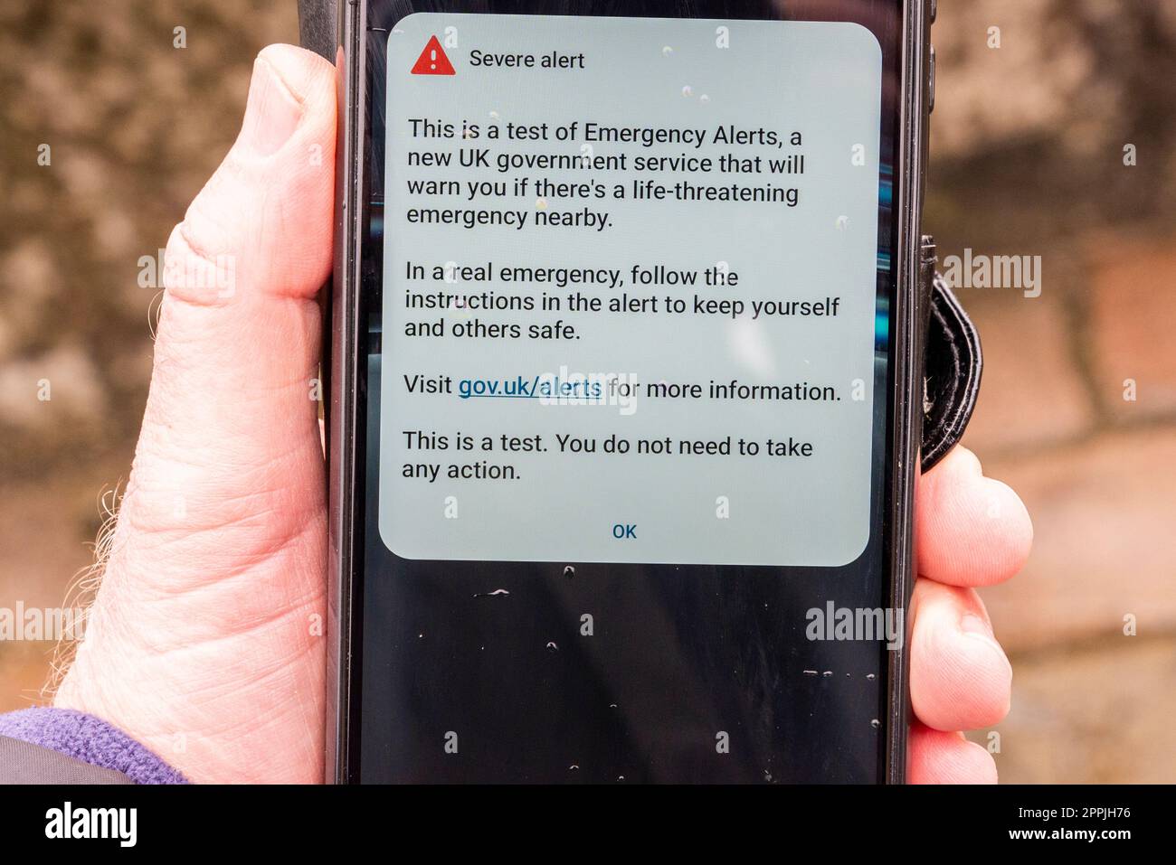Testalarm, der am 23. April 2023 um 15:00 Uhr an die Mobiltelefone aller in Großbritannien lebenden Personen gesendet wurde, um das UK Emergency Alert System zu testen. Handheld-Telefon Stockfoto