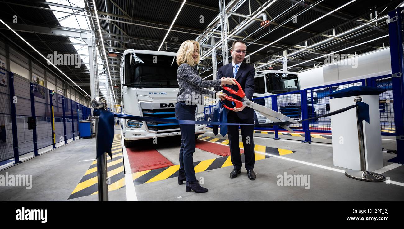 EINDHOVEN, Minister Adriaansens für Wirtschaft und Klima, und Harald Seidel, President-Director von DAF, eröffnen am DAF-Standort ein Werk für Elektrofahrzeuge. ANP ROB ENGELAAR niederlande raus - belgien raus Stockfoto