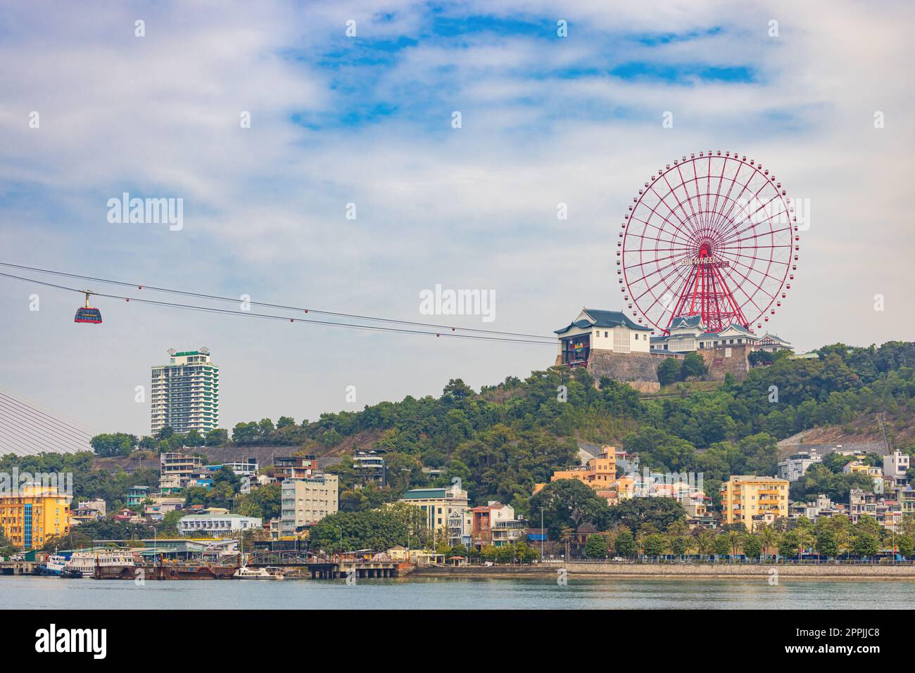 HA LONG, VIETNAM - 1. JANUAR 2023: Riesenrad-Sonnenrad und Cap treo Nu Hoang-Kabel oder Telepheric in der Nähe der Halong-Bucht. Stockfoto