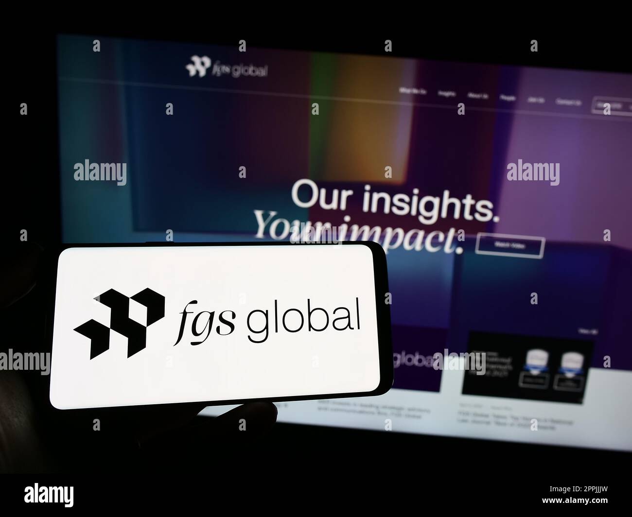 Person, die ein Smartphone mit dem Logo des US-amerikanischen PR-Unternehmens FGS Global Inc. Auf dem Bildschirm vor der Website hält. Konzentrieren Sie sich auf das Display des Telefons. Stockfoto