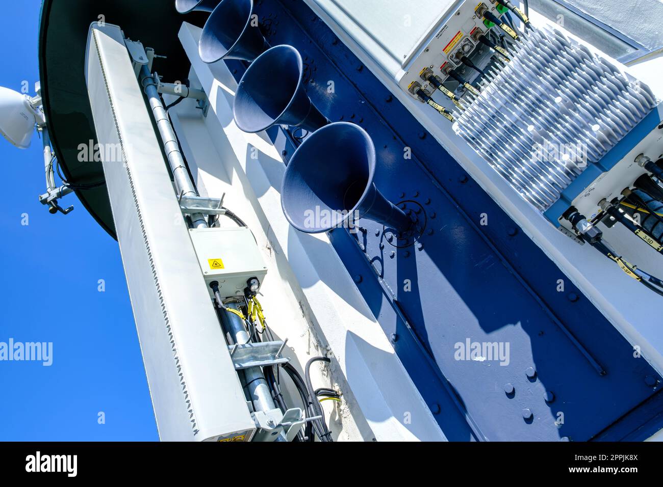 Installation technischer Ausrüstung auf dem Leuchtturm von Dueodde Fyr am Dueodde Beach, Insel Bornholm, Dänemark. Stockfoto