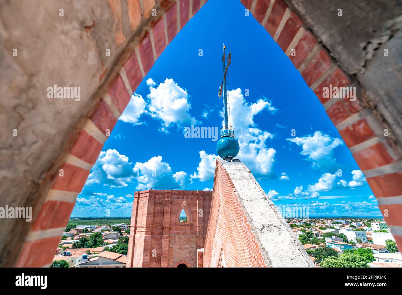 BOM Jesus da Lapa, Brasilien. Catedral Nossa Senhora do Carmo und Blick auf die Stadt Stockfoto