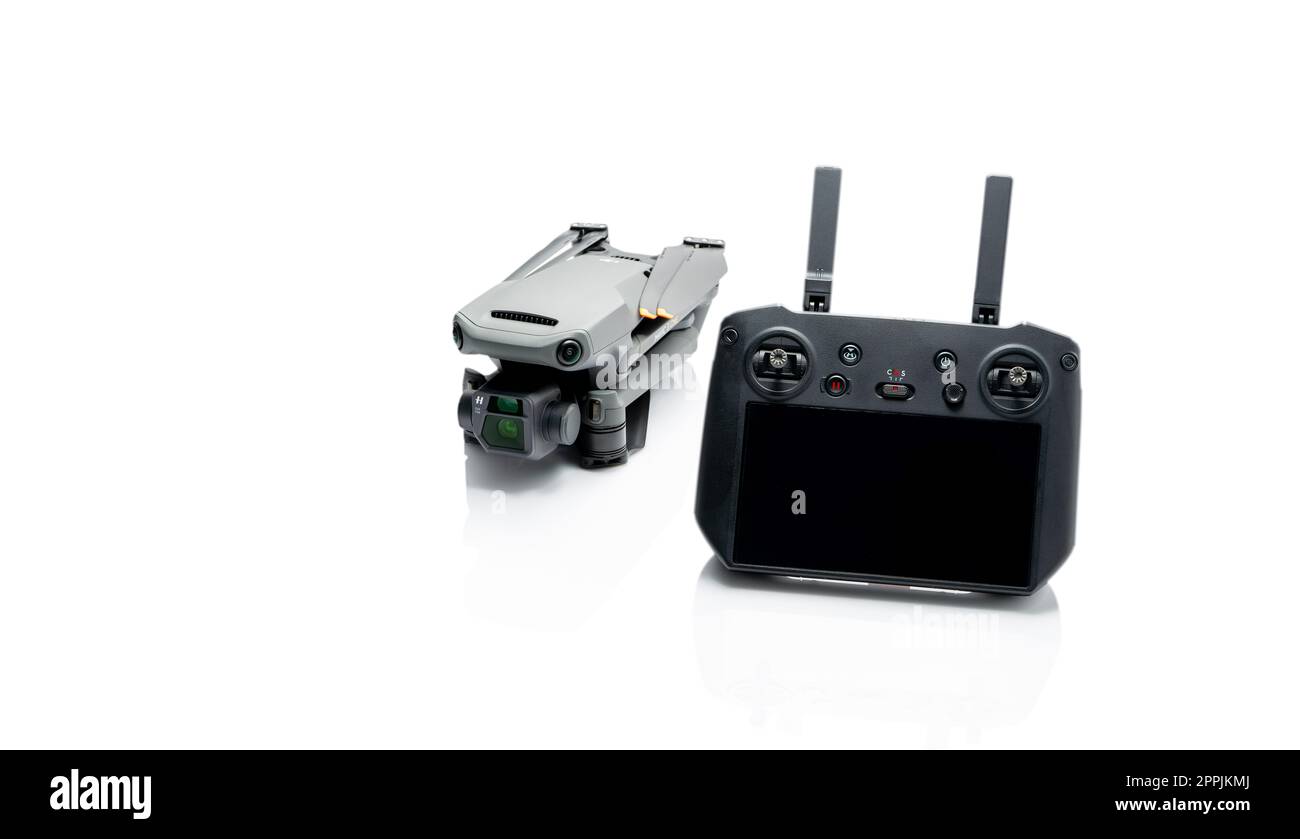 CHONBURI, THAILAND – 31. OKTOBER 2022: DJI Mavic 3 Cine Drohne und Fernbedienung. UAS oder unbemanntes Luftfahrzeug. Quadcopter-Drohnenflugzeug mit Digitalkamera. Moderne ferngesteuerte Antennendrohne. Stockfoto