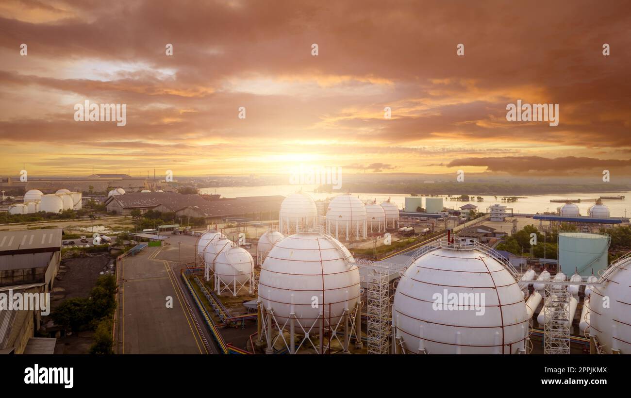 Luftaufnahme des Industriegasspeichers im Werk. LNG- oder Flüssiggastank. Globale Energiekrise. Energiepreiskrise. Erdgasspeicherindustrie. Oberirdischer Gasspeichertank Stockfoto