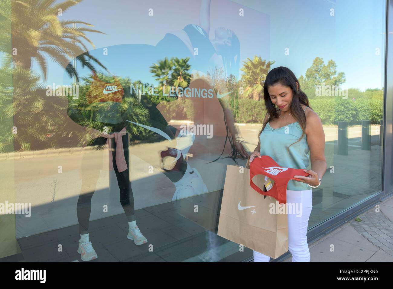 mallorca, balearen spanien-november 05 2022: eine hispanische Frau, die auf das Fenster des nike Sports Store blickt, vergleicht den Kauf, der im Einkaufszentrum mallorca Modegeschäft am Stadtrand von palma getätigt wurde Stockfoto