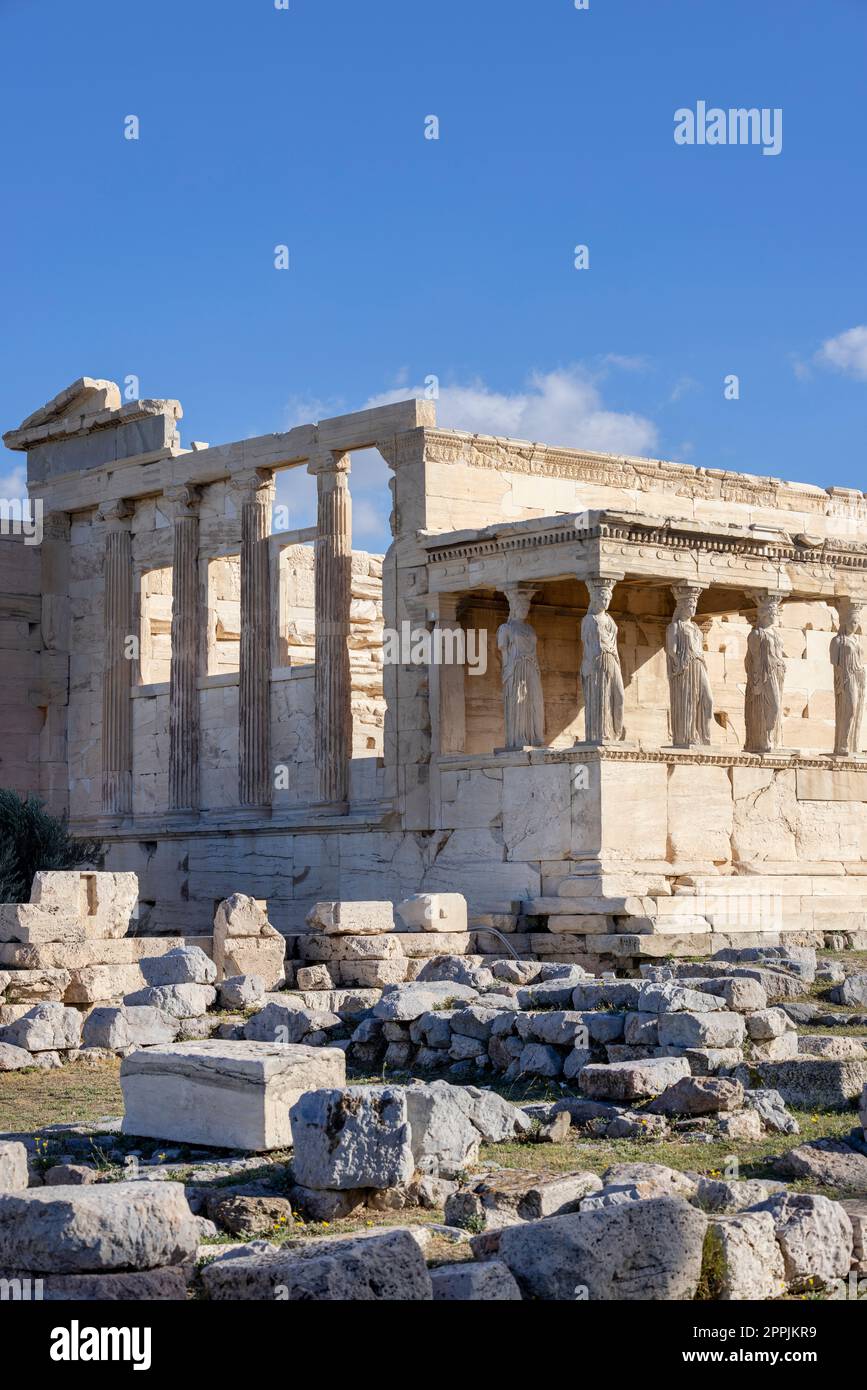 Erechtheion, Tempel der Athena Polias auf der Akropolis von Athen, Griechenland. Blick auf die Veranda der Jungfrauen mit Statuen der Kariatiden Stockfoto