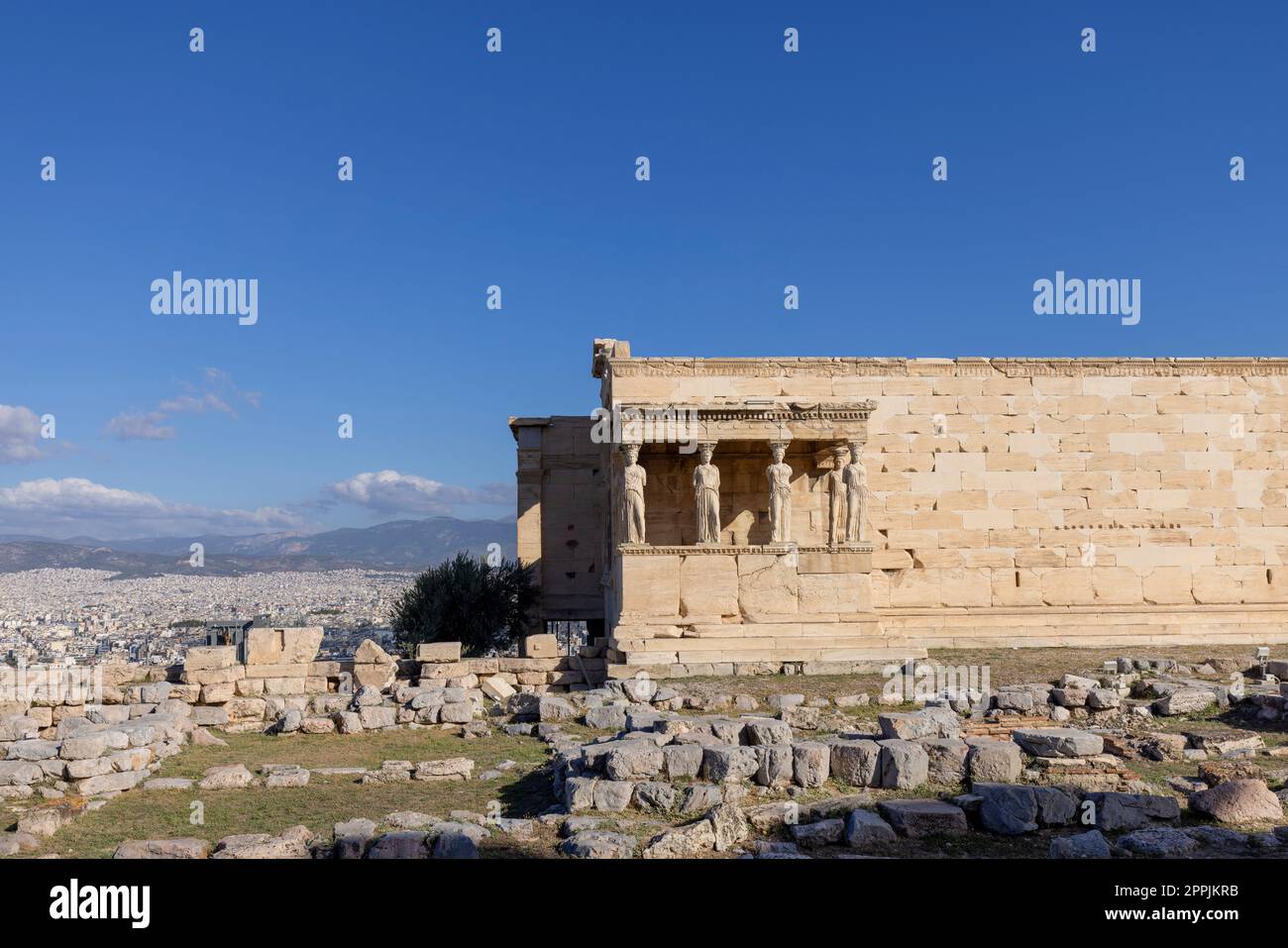 Erechtheion, Tempel der Athena Polias auf der Akropolis von Athen, Griechenland. Blick auf die Veranda der Jungfrauen mit Statuen der Kariatiden Stockfoto