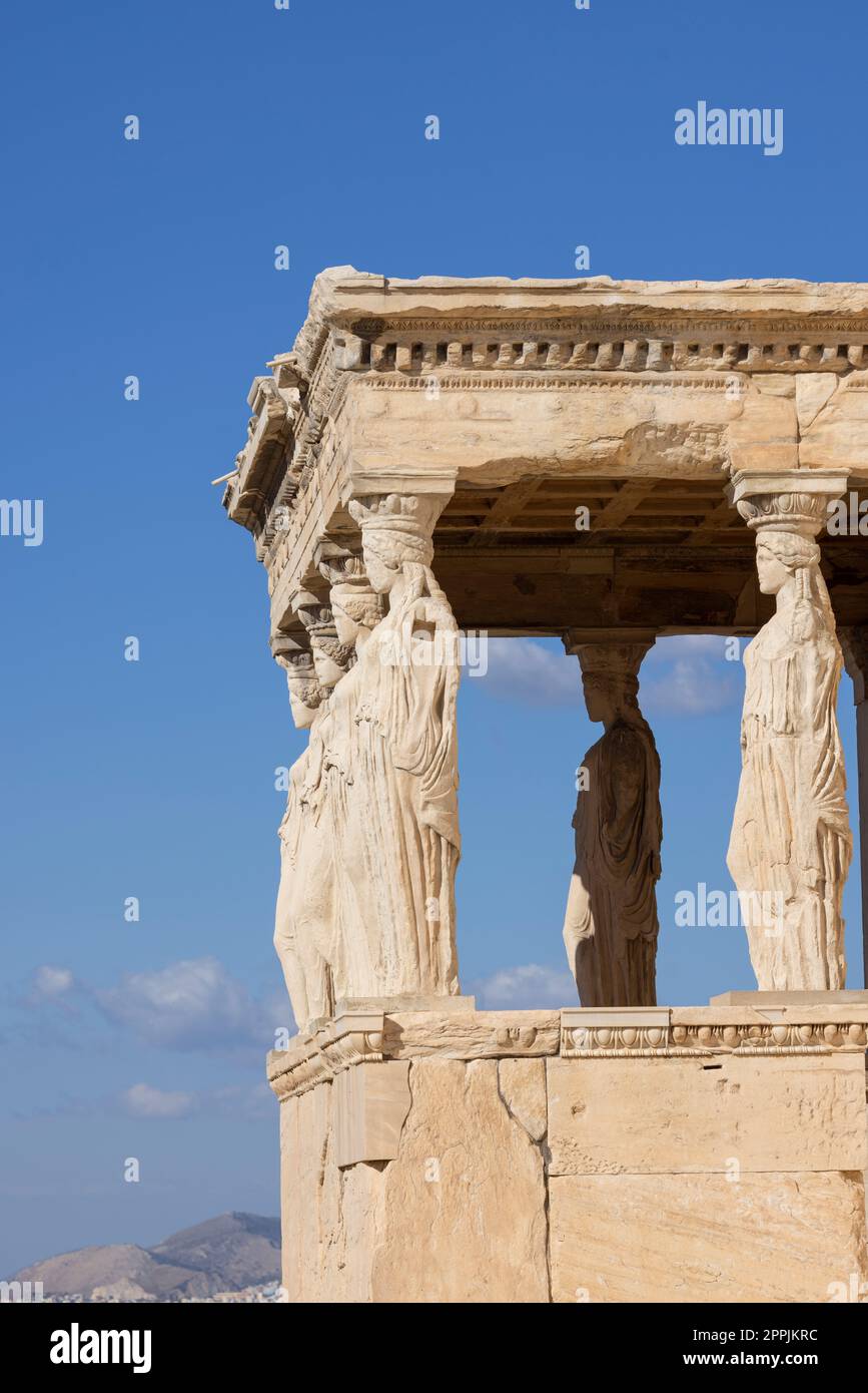 Erechtheion, Tempel der Athena Polias auf der Akropolis von Athen, Griechenland. Blick auf die Veranda der Jungfrauen mit Statuen der Kariatiden Stockfoto