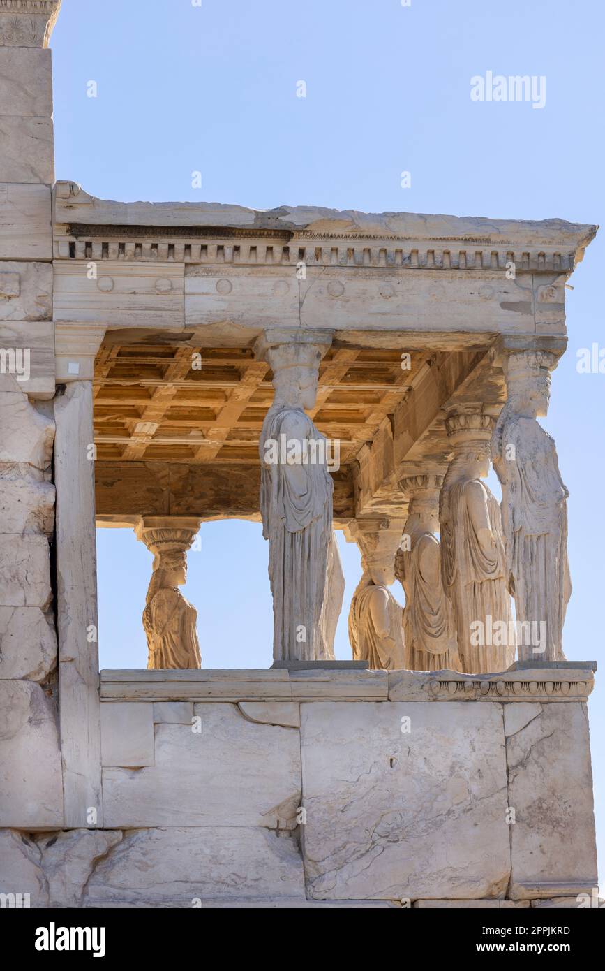 Erechtheion, Tempel der Athena Polias auf der Akropolis von Athen, Griechenland. Blick auf die Veranda der Jungfrauen mit Statuen der Kariatiden Stockfoto