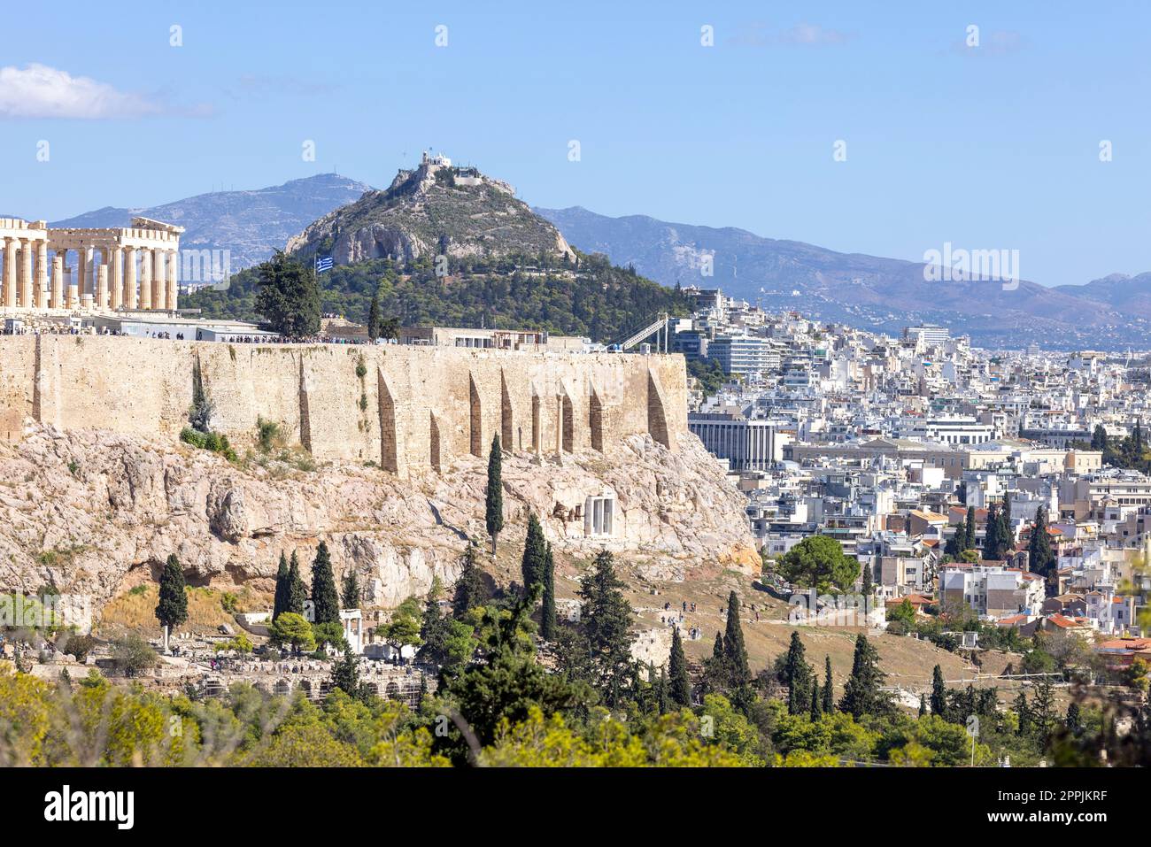 Blick auf die Akropolis von Athen vom Muse Hill. Luftaufnahme der Stadt in der Ferne und Mount Lycabettus, Athen, Griechenland Stockfoto