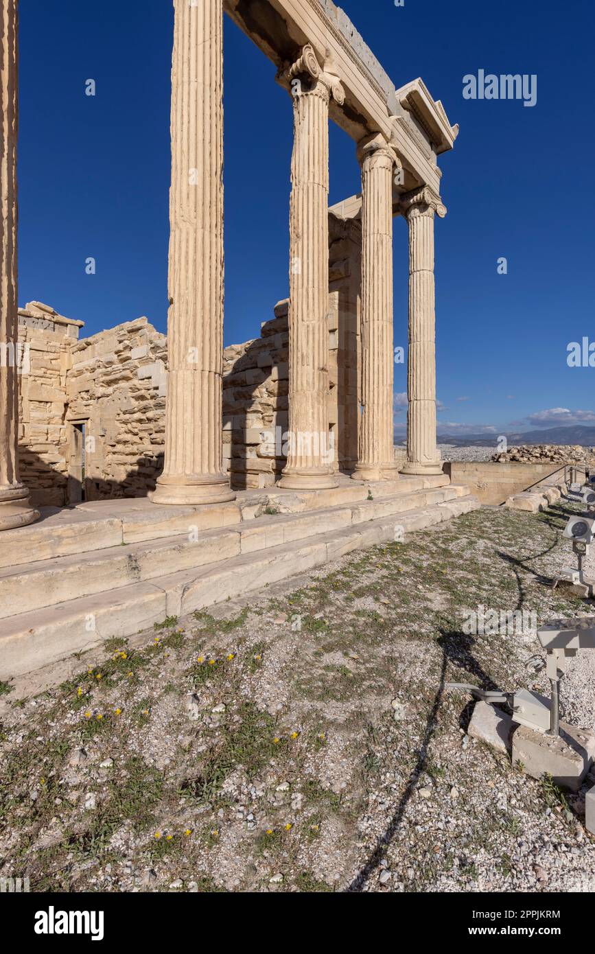 Erechtheion, Tempel der Athena Polias auf der Akropolis von Athen, Griechenland. Sehen Sie sich Säulen im Ionischen Stil auf blauem Himmel an Stockfoto