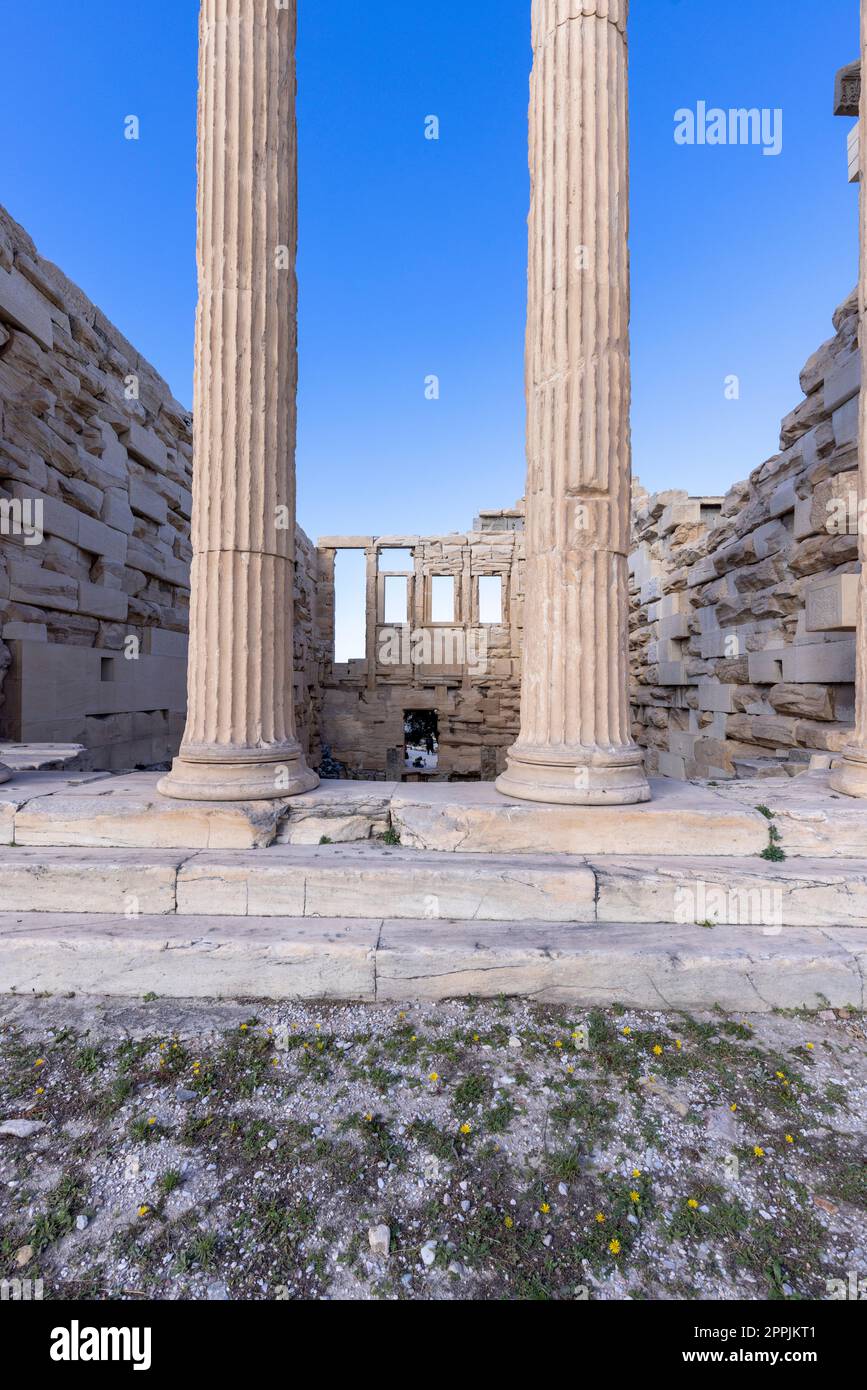 Erechtheion, Tempel der Athena Polias auf der Akropolis von Athen, Griechenland. Sehen Sie sich Säulen im Ionischen Stil auf blauem Himmel an Stockfoto