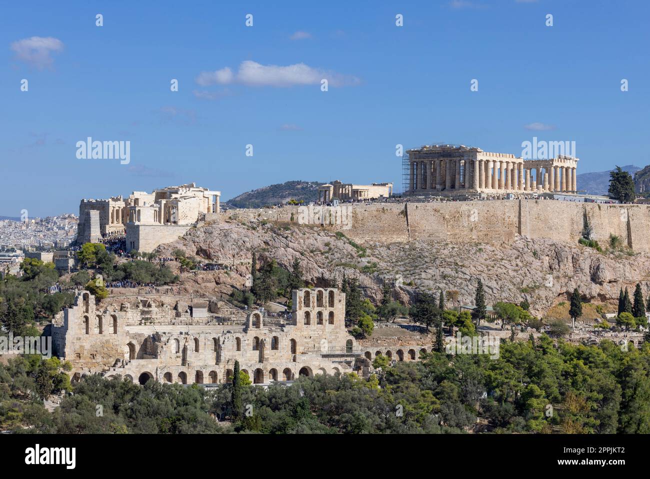 Blick auf die Akropolis von Athen und das Dionysostheater von Muse Hill, Athen, Griechenland Stockfoto