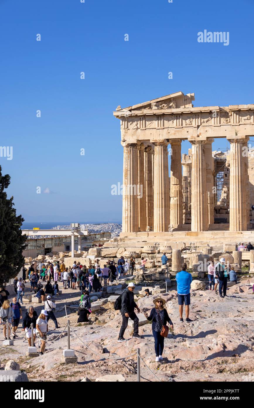 Touristengruppe vor dem Parthenon auf der Akropolis von Athen, Athen, Griechenland Stockfoto