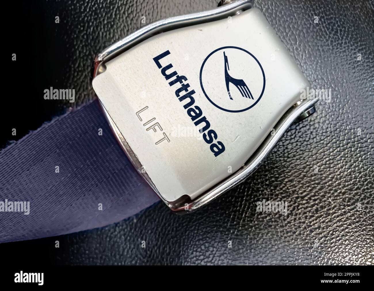 Detail des Gurtschlosses des Sicherheitsgurts mit dem Logo von Lufthansa auf einem leeren Sitz Stockfoto