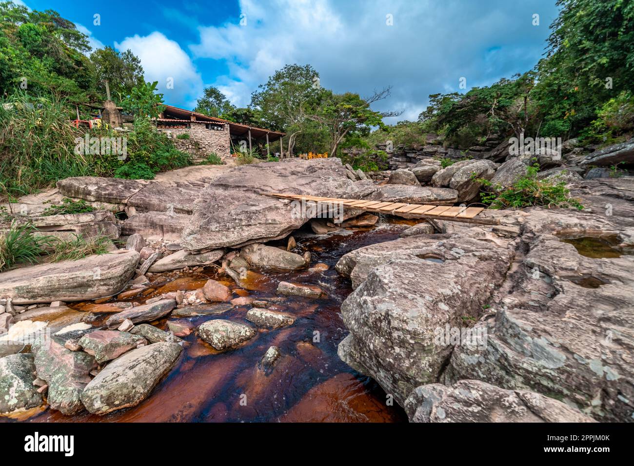 Ein Gebirgsfluss fließt durch Felsen in Südamerika Stockfoto