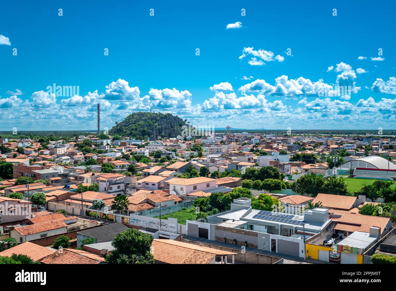 BOM Jesus da Lapa, Brasilien - 25. Februar 2022: Catedral Nossa Senhora do Carmo und ein Blick auf die Stadt Stockfoto