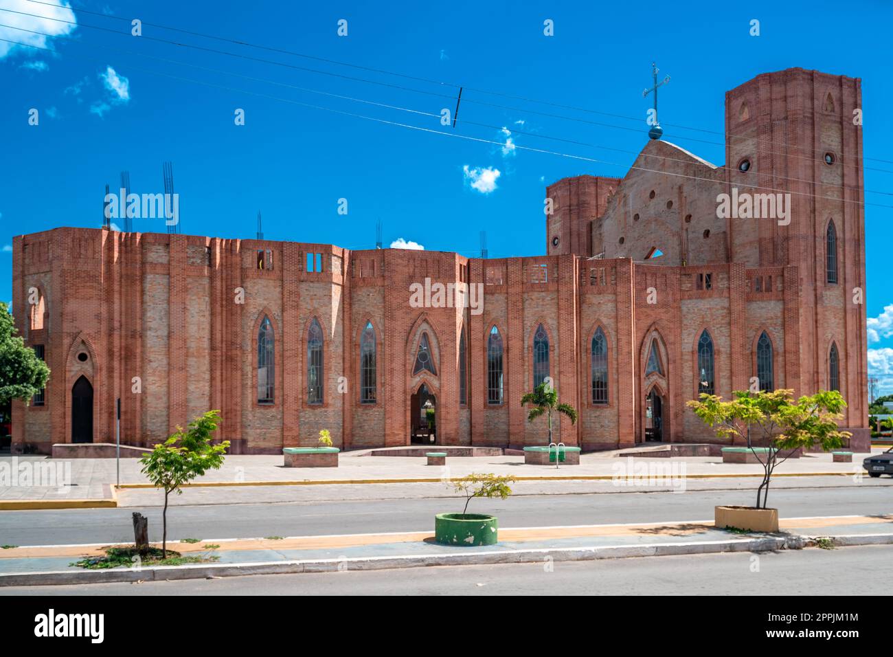 BOM Jesus da Lapa, Brasilien - 25. Februar 2022: Catedral Nossa Senhora do Carmo und ein Blick auf die Stadt Stockfoto