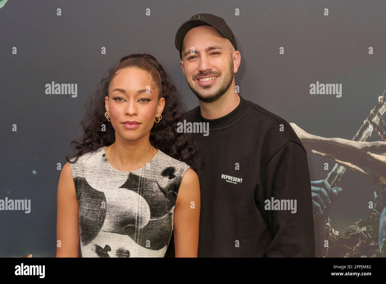 Jenny Augusta und Dominik Porschen nehmen am 7. November 2022 am UCI Luxe Mercedes Platz in Berlin am „Black Panther: Wakanda Forever“-Screening Teil. Stockfoto