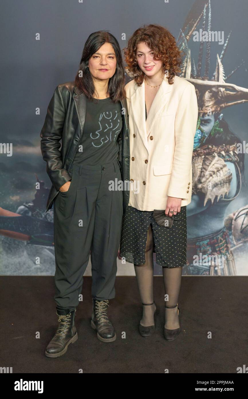 Jasmin Tabatabai mit Tochter Angelina Sherri Rose Zamora nimmt am 7. November 2022 am UCI Luxe Mercedes Platz in Berlin am „Black Panther: Wakanda Forever“-Screening Teil. Stockfoto