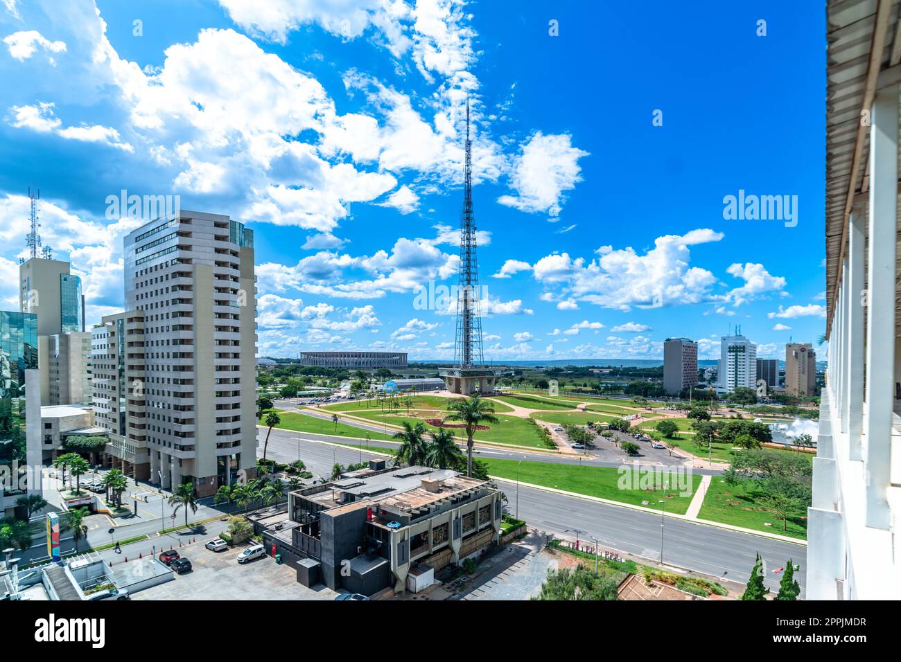 Brasilia, Brasilien - 28. Februar 2022: Skyline der Hauptstadt mit modernen Gebäuden Stockfoto