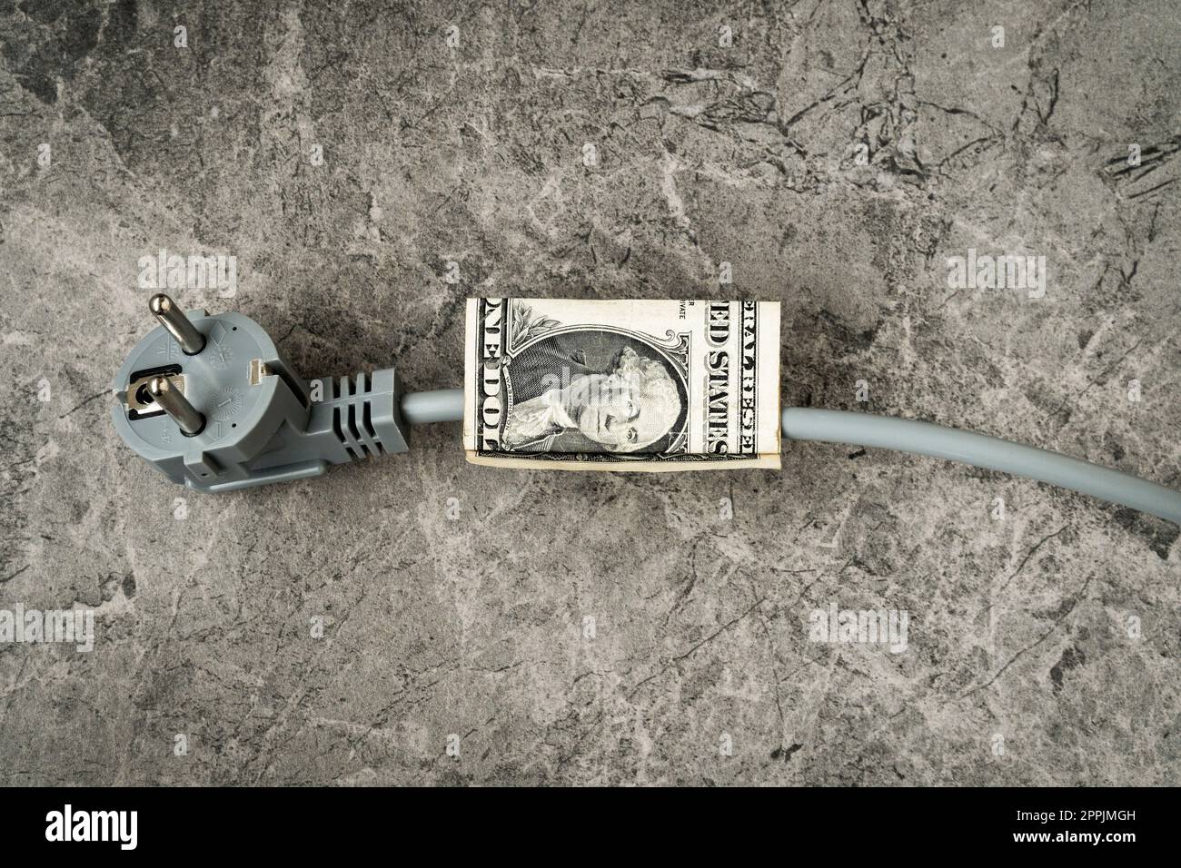 Elektrokabel mit einer Dollar-Banknote Stockfoto