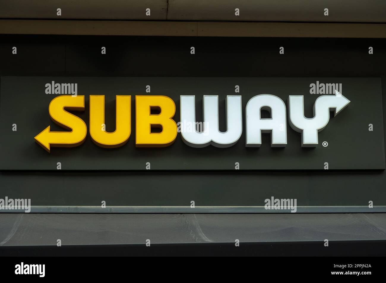 U-Bahn-Schild, amerikanisches Fast-Food-Restaurant-Logo Stockfoto