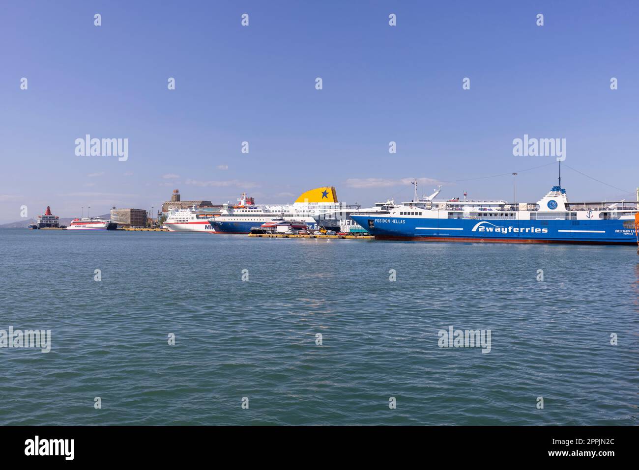 Haupthafen, großartige Kreuzfahrtschiffe am Kai, Athen, Piräus, Griechenland Stockfoto