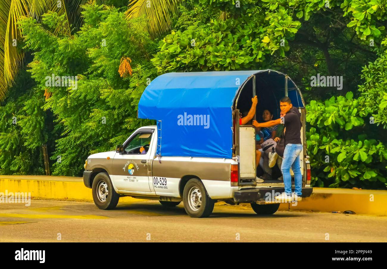 Grüne türkisblaue Taxifahrt in Puerto Escondido, Mexiko. Stockfoto