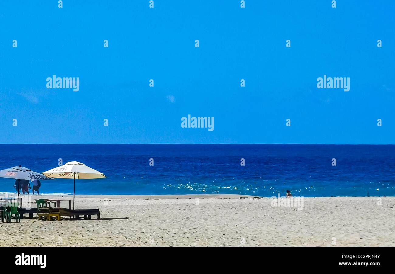 Sonnenschirmwellen und Strandsand Puerto Escondido Mexiko. Stockfoto