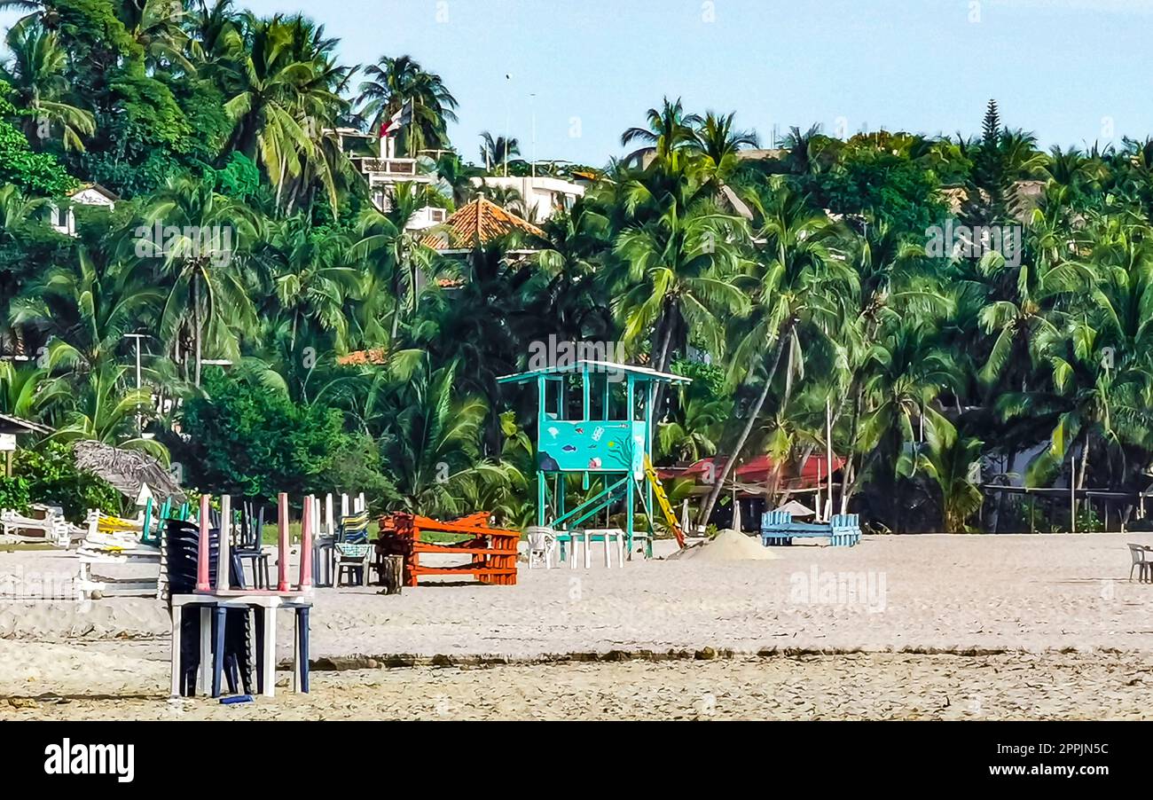 Palmen Sonnenschirme Sonnenliegen Strandresort Zicatela Puerto Escondido Mexiko. Stockfoto