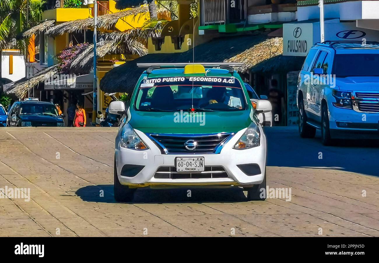 Grüne türkisblaue Taxifahrt in Puerto Escondido, Mexiko. Stockfoto